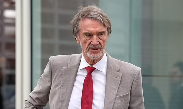 Sir Jim Ratcliffe sa thải nhân sự ở Old Trafford