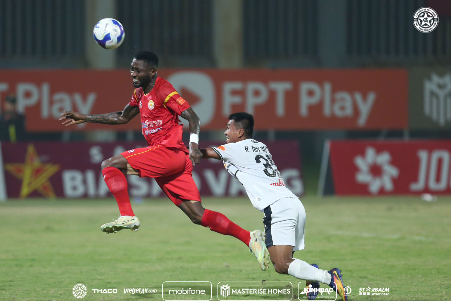 Hoàng Vũ Samson đóng góp tích cực cho các đội bóng tại V-League