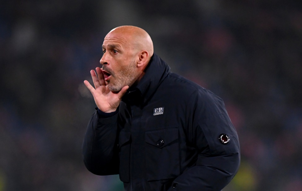 HLV Vincenzo Italiano ăn mừng cùng đội bóng