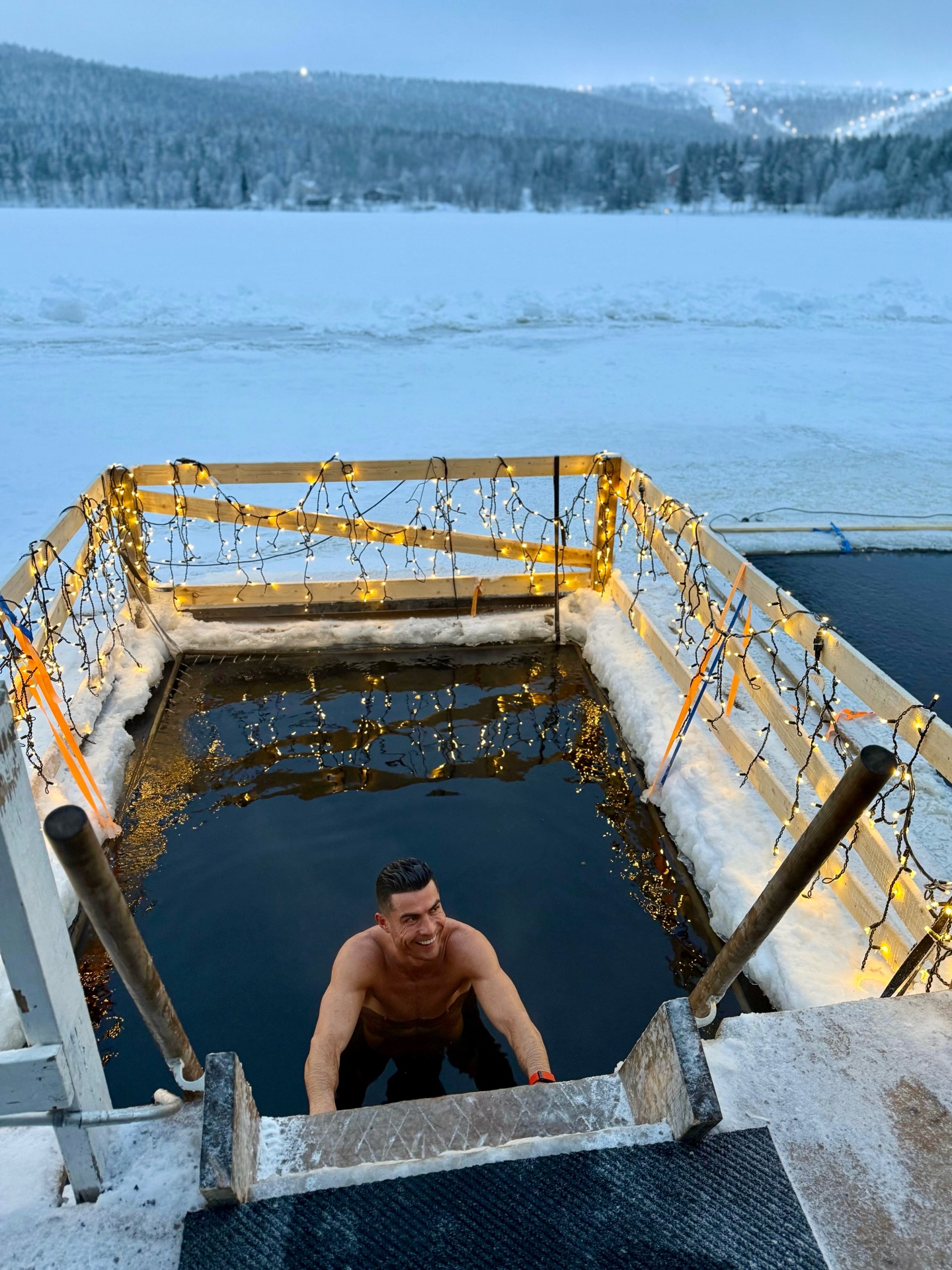 Ronaldo phục hồi bằng cách ngâm lạnh Siêu sao Bồ Đào Nha ngâm nước lạnh phục hồi