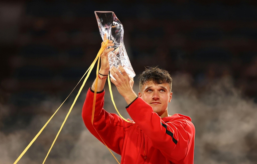 Jakub Mensik ăn mừng chức vô địch Miami Open năm 2025