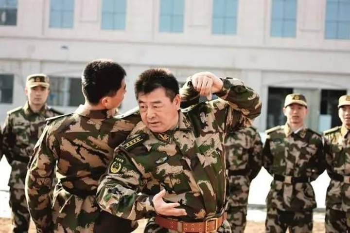 Đỗ Chấn Cao đang hướng dẫn kỹ thuật võ thuật