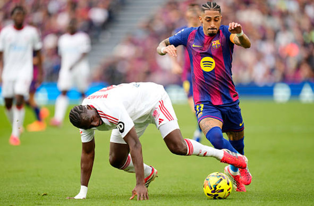 Hậu vệ Sevilla bất lực trước Raphinha