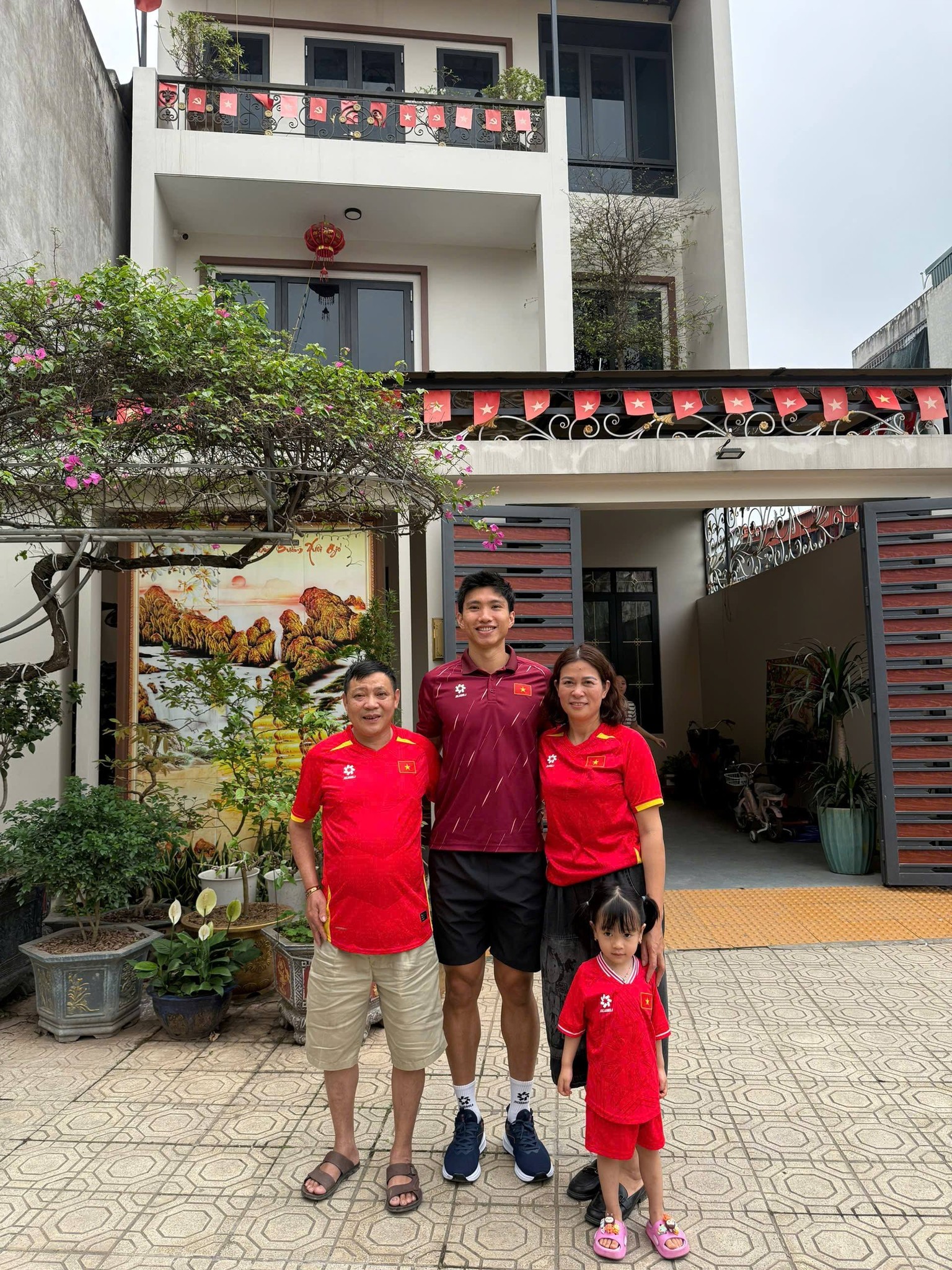 Tủ trưng bày cúp và huy chương trong phòng khách