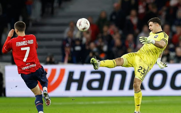 Martinez thi đấu trong tiếng la ó của CĐV đội chủ nhà. Martinez thi đấu dưới áp lực khán giả