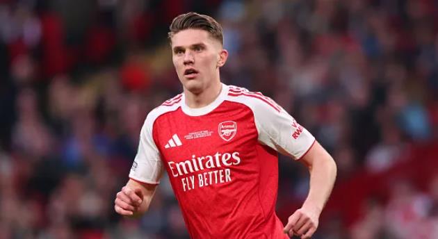 Viktor Gyokeres thi đấu dưới sự giám sát của Carragher