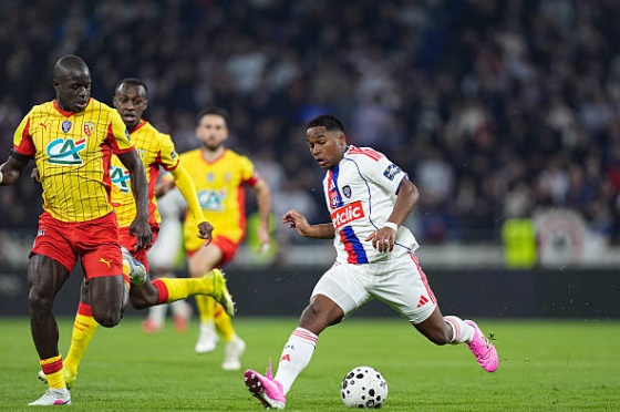 Trận đấu giữa Lyon và Lens tại Groupama Stadium