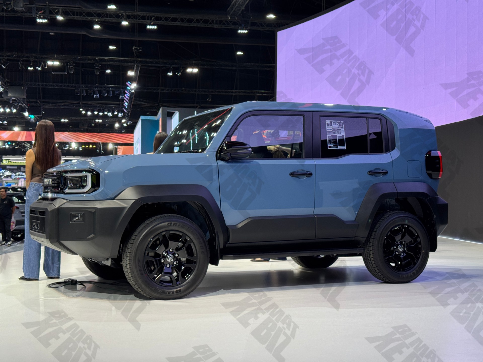 Kích thước chỉ nhỉnh hơn chút so với Corolla Cross nhưng Land Cruiser FJ có vóc dáng lớn hơn nhiều.