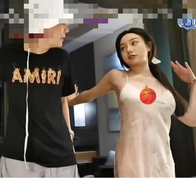 Khoảnh khắc nhạy cảm vô tình bị ghi lại trên livestream