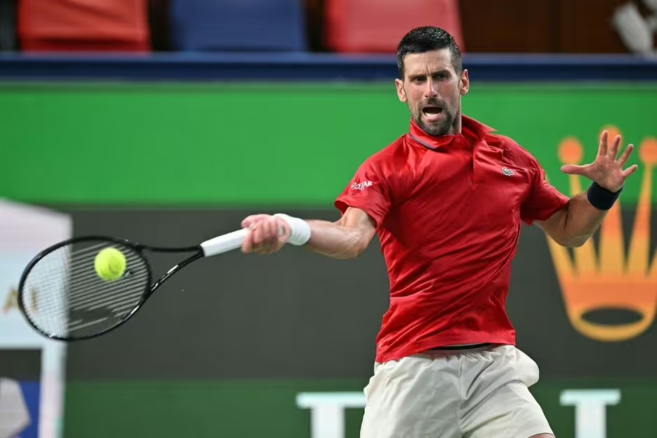 Djokovic đau gót chân vẫn thể hiện bản lĩnh đúng lúc để vào tứ kết Thượng Hải Masters 2025 - Ảnh 2. Djokovic đau gót chân vẫn thể hiện bản lĩnh đúng lúc để vào tứ kết Thượng Hải Masters 2025 - Ảnh 2.