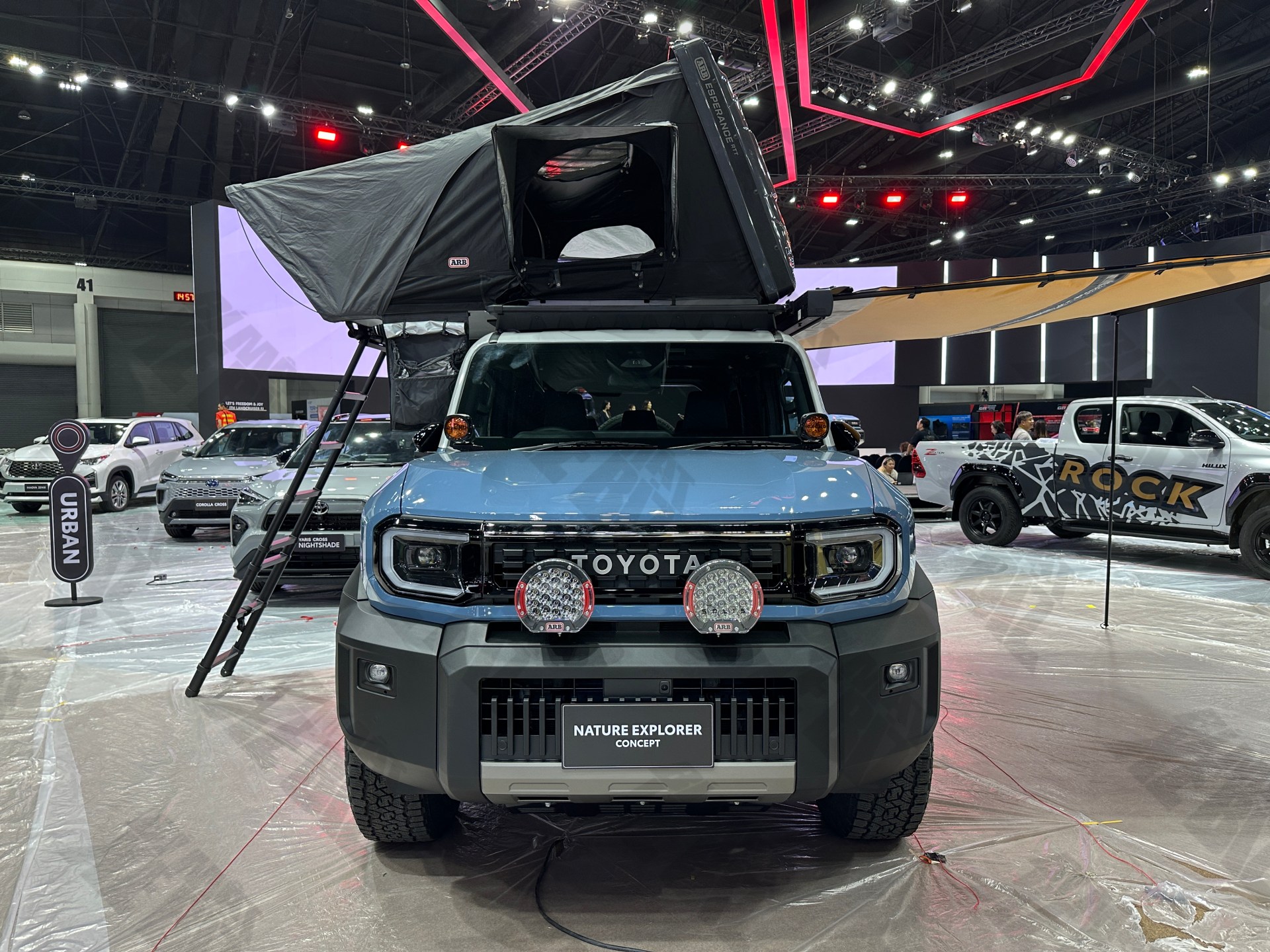 Cận cảnh bảng điều khiển trung tâm kỹ thuật số hiện đại