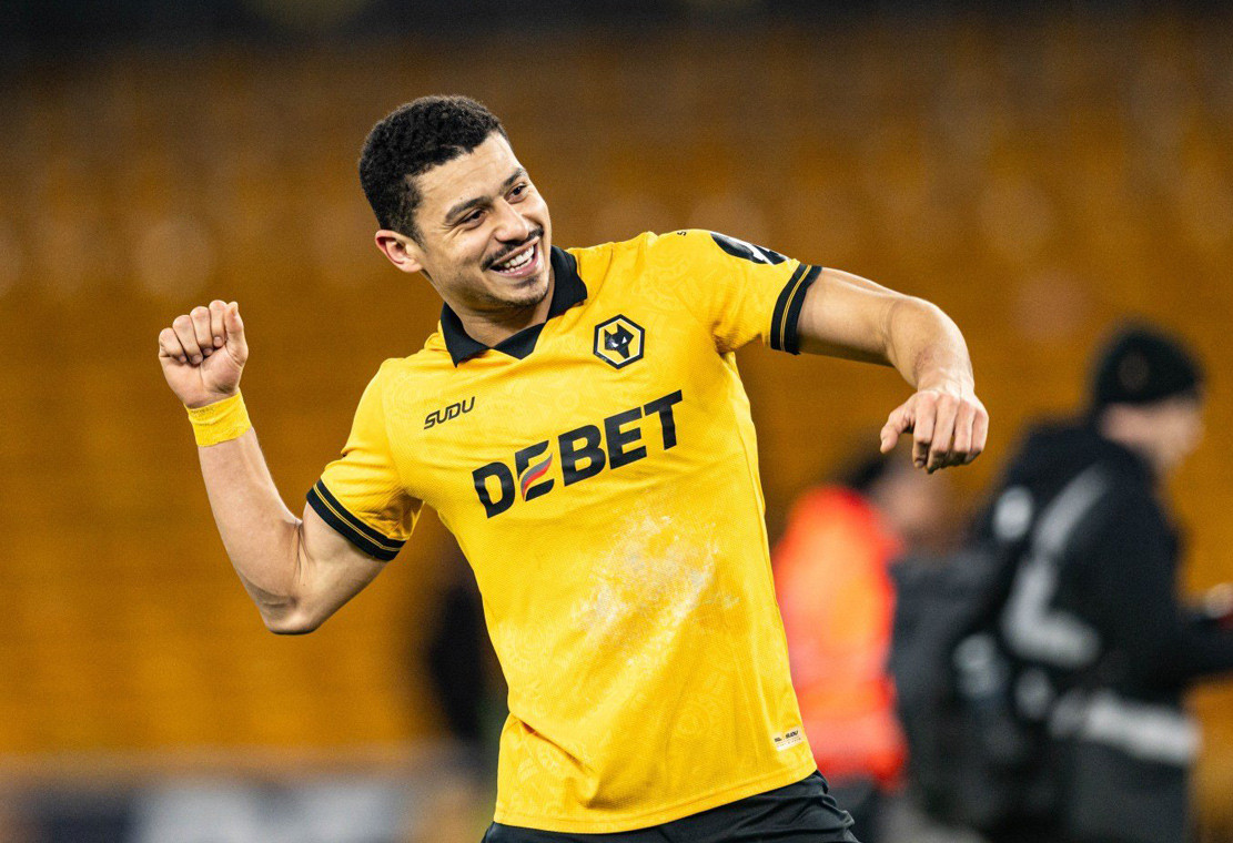 Andre Wolverhampton Wanderers ăn mừng cùng fan