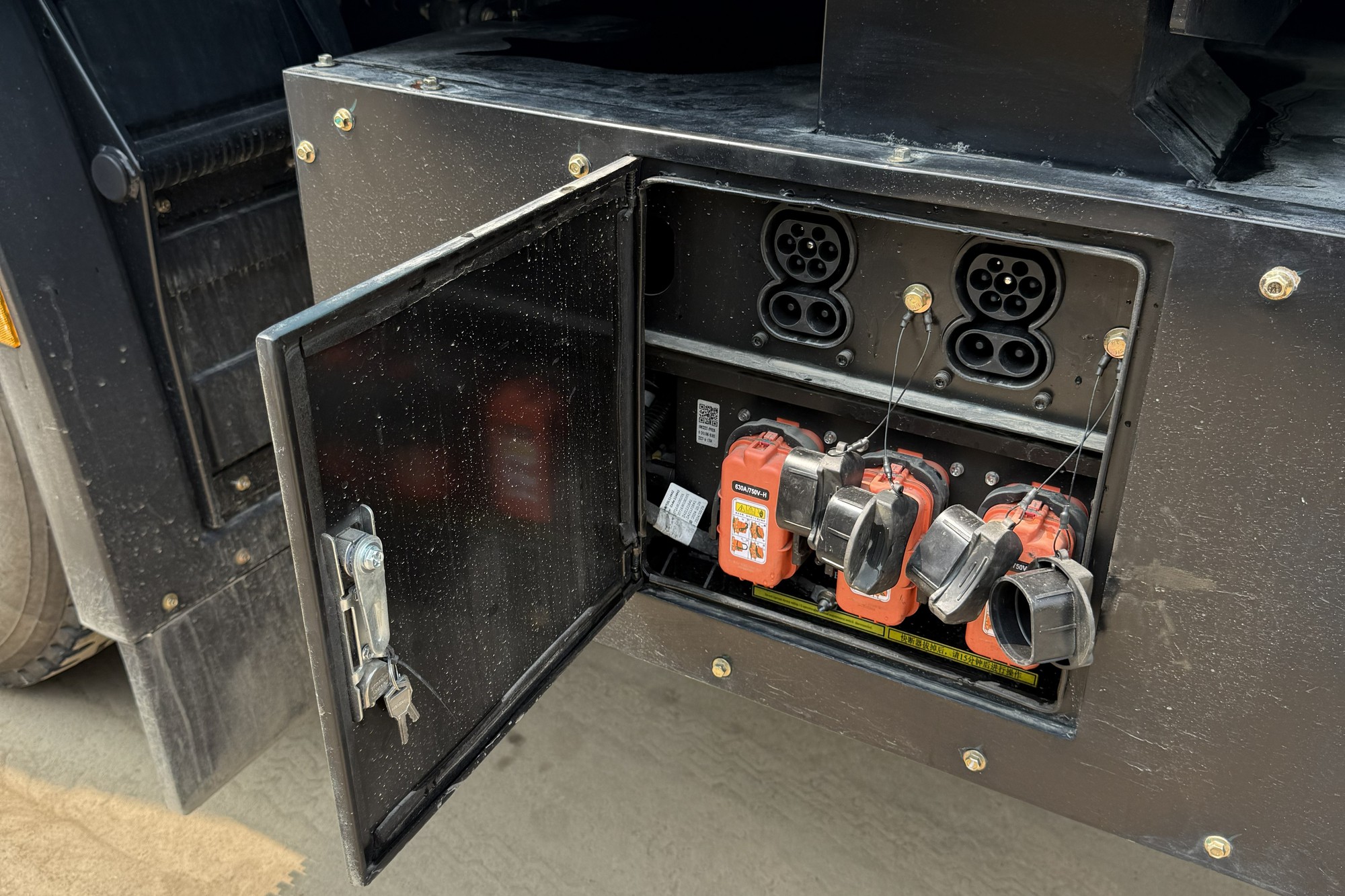 Vị trí cổng sạc trên xe.