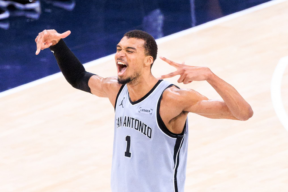 Victor Wembanyama tung cú ném quyết định