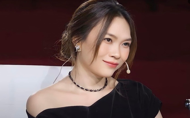 Mỹ Tâm đứng trên sân khấu với nụ cười quen thuộc