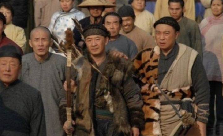 Toán cướp bao vây làng quê