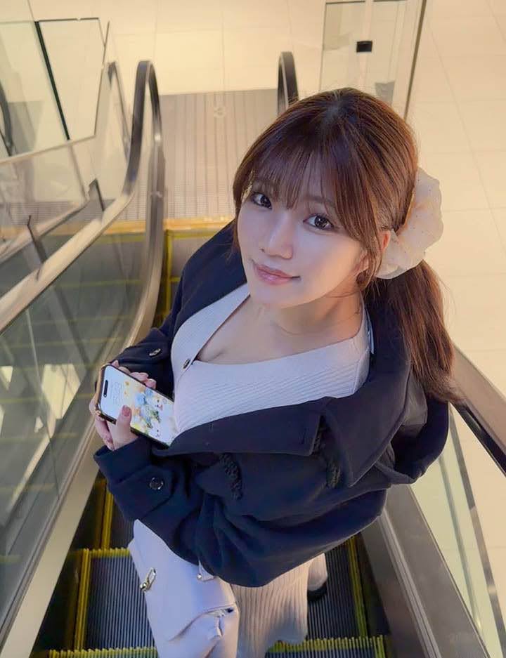 Làm clip nấu ăn, hot girl khiến cả trăm ngàn fan “xem không rời mắt”- Ảnh 5. Phong cách gây tranh cãi của Mana Okite trong clip nấu ăn