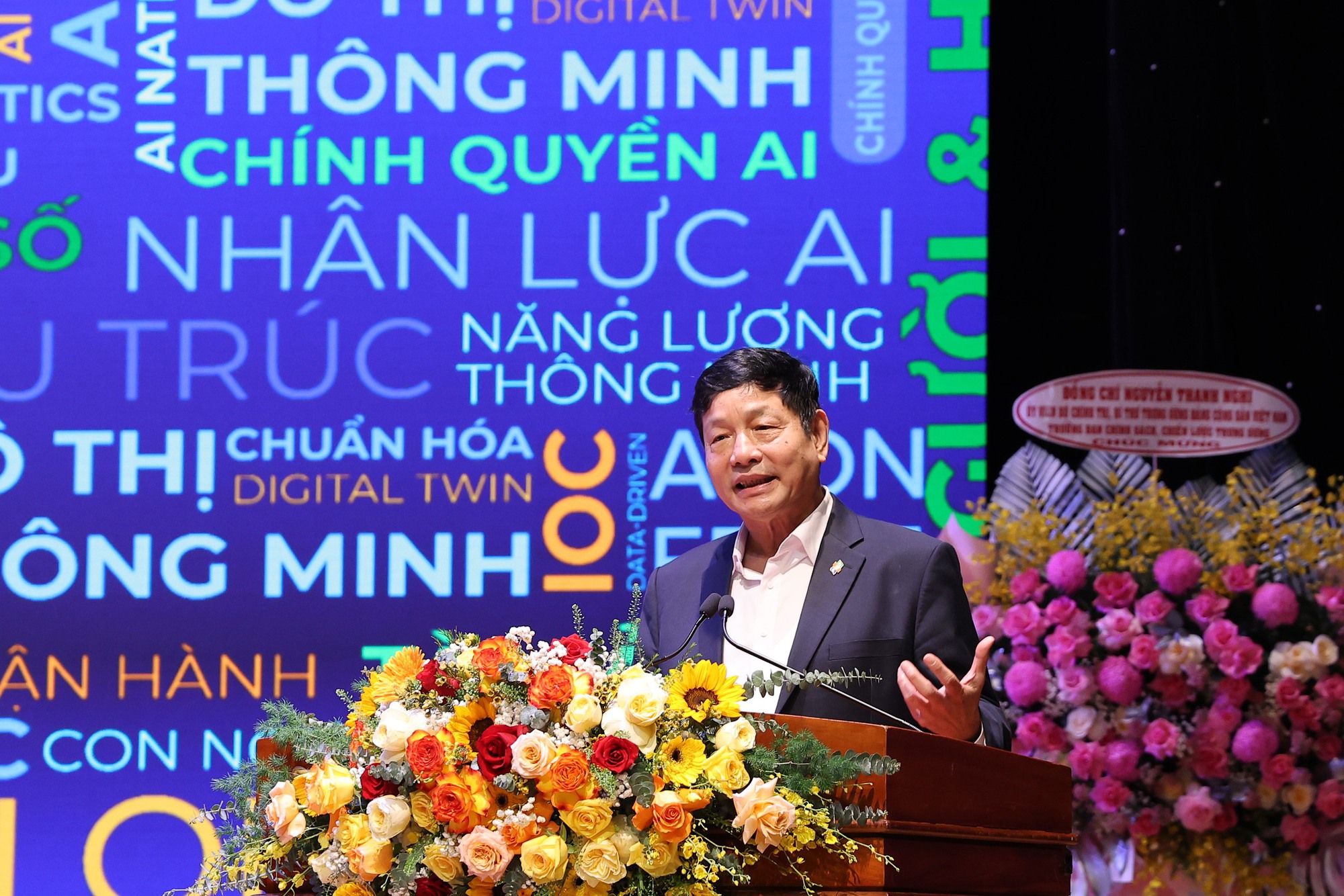 FPT đề xuất cùng Gia Lai xây dựng trung tâm AI, đầu tư hạ tầng công nghệ và giáo dục- Ảnh 2. Ông Trương Gia Bình - Chủ tịch HĐQT Tập đoàn trình bày tham luận về định hướng xây dựng Gia Lai trở thành trung tâm công nghệ số, trí tuệ nhân tạo.