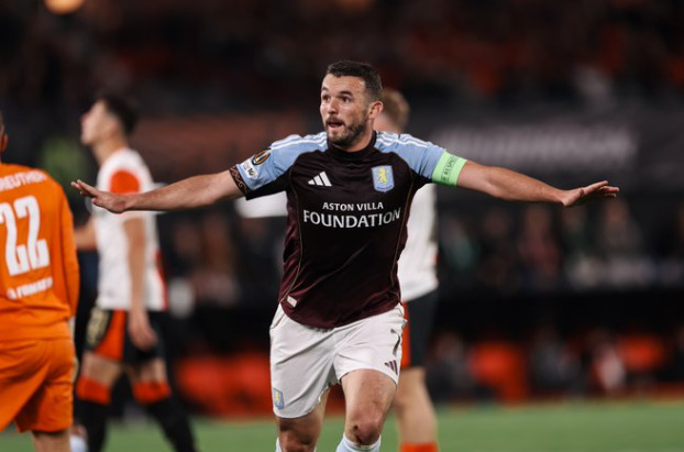 McGinn ghi bàn trở lại