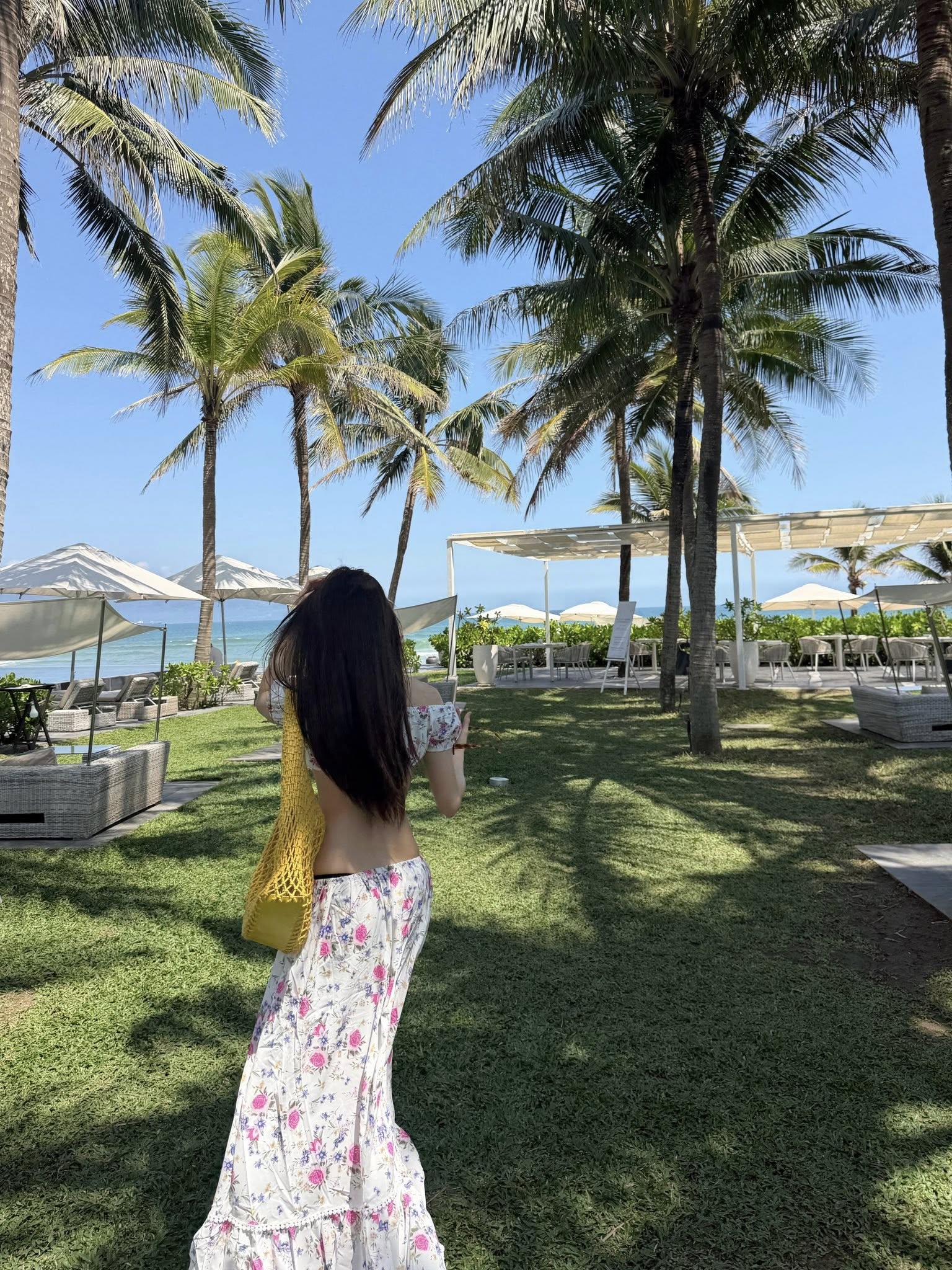 Thiều Bảo Trâm diện đầm hoa nhẹ nhàng