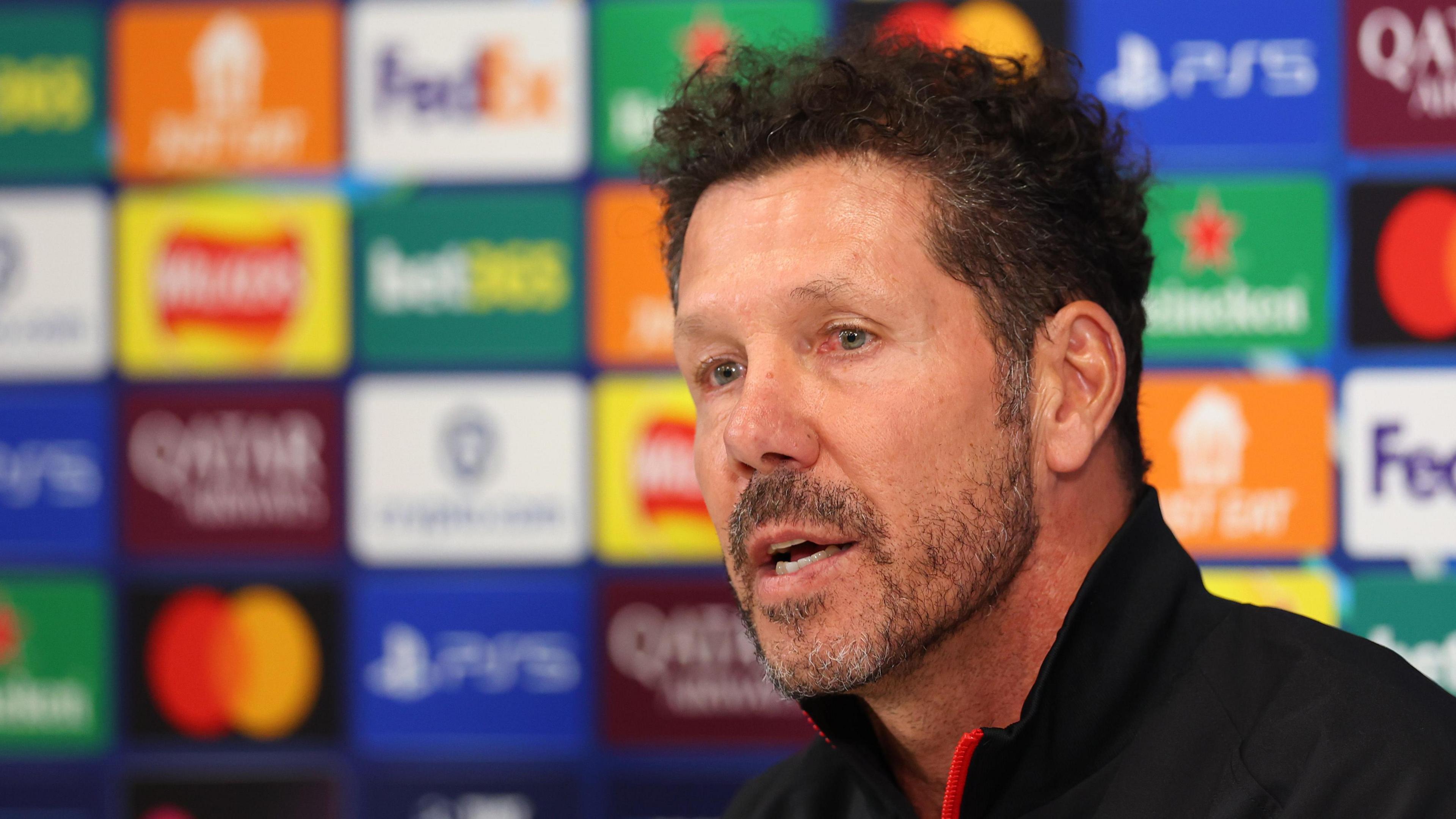 Simeone và phong cách chiến thuật của Mourinho. Simeone và phong cách chiến thuật của Mourinho.