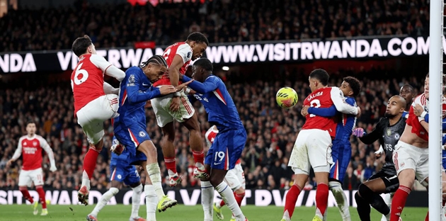 Arsenal hạ Chelsea bởi các pha phạt góc