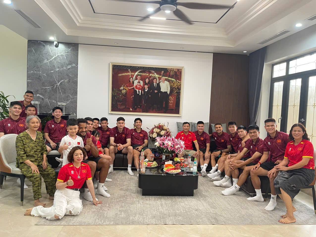 Các cầu thủ đội tuyển Việt Nam chụp ảnh cùng gia đình Tuấn Hải