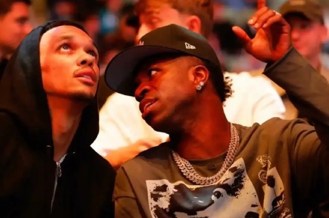 Các cầu thủ Real trên khán đài xem MMA