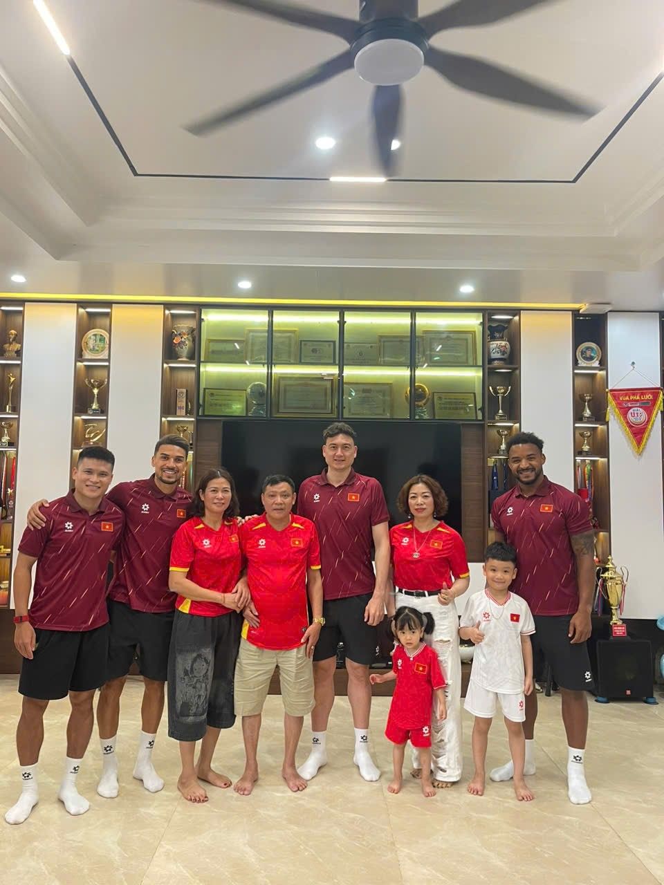 Phòng khách biệt thự hiện đại của Tuấn Hải