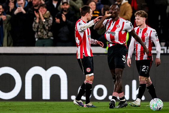 Kayode mở tỷ số cho Brentford ở phút 24. Kayode mở tỷ số cho Brentford ở phút 24.