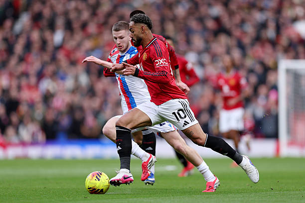 Matheus Cunha tranh bóng