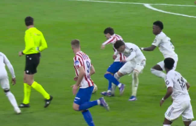 Federico Valverde nhận thẻ đỏ.