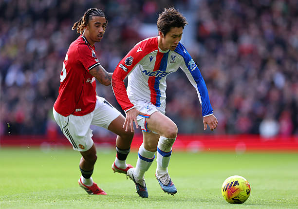 Leny Yoro chạy đua bóng