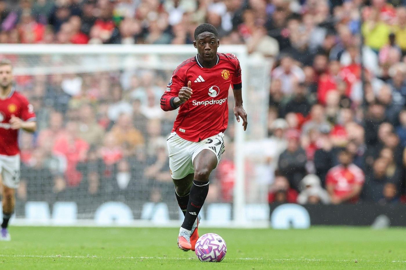 Kobbie Mainoo - tiền vệ trẻ được Conte đánh giá cao