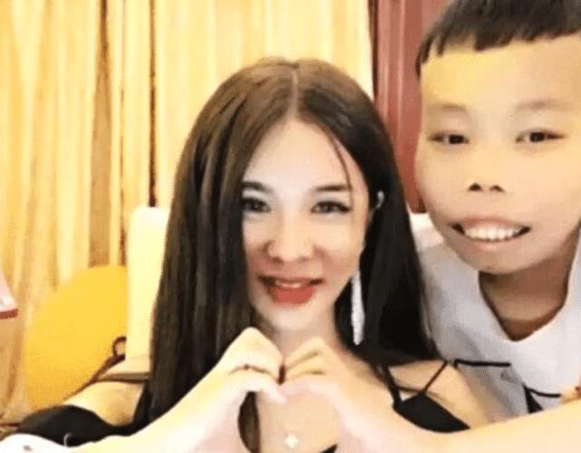 Trần Sơn bên siêu xe và gái xinh