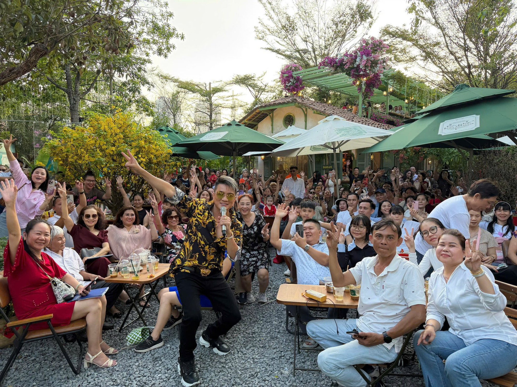 Khách đông tại quán cafe của Đàm Vĩnh Hưng