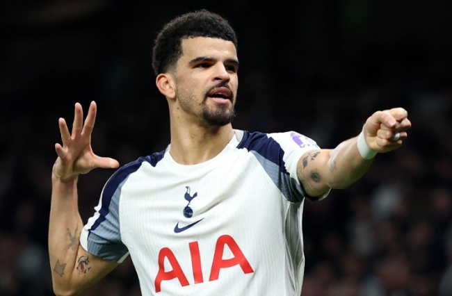 Solanke ghi bàn thắng duy nhất cho Tottenham.