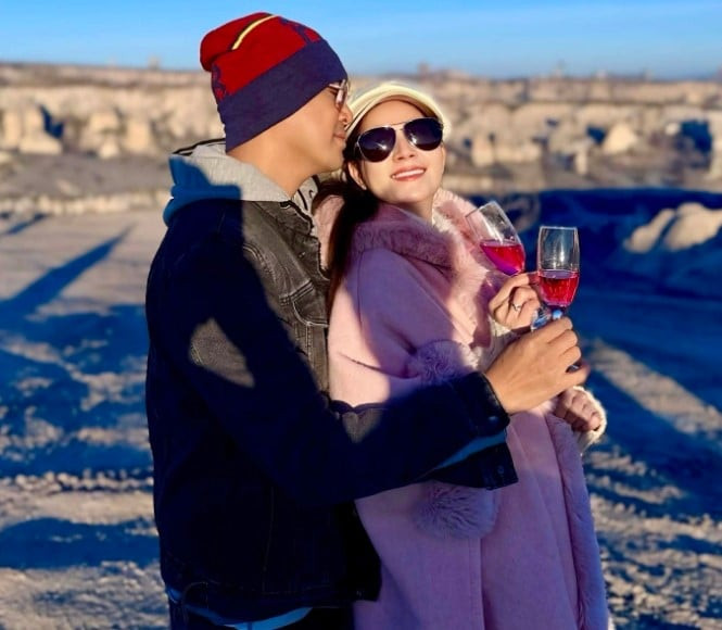 Trang Nhung ôm chồng và các con trong dịp đặc biệt