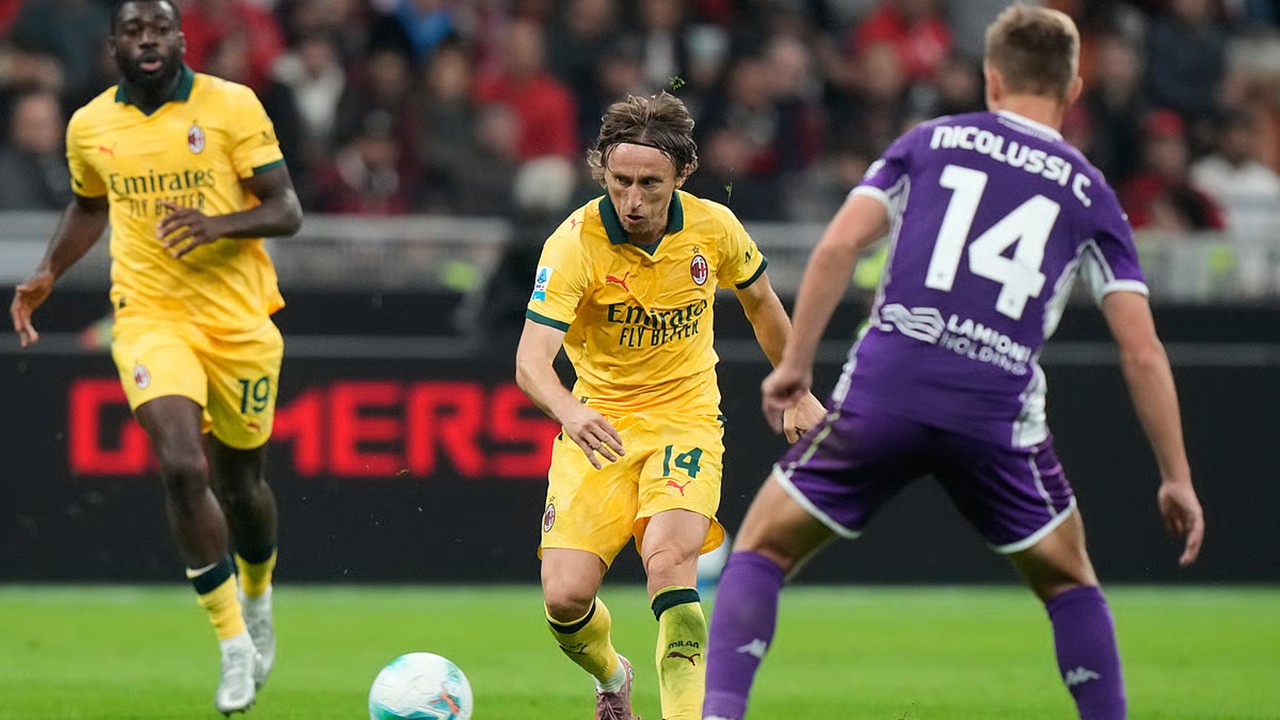 Rafael Leao tỏa sáng giúp AC Milan giành ngôi đầu - Ảnh 1.