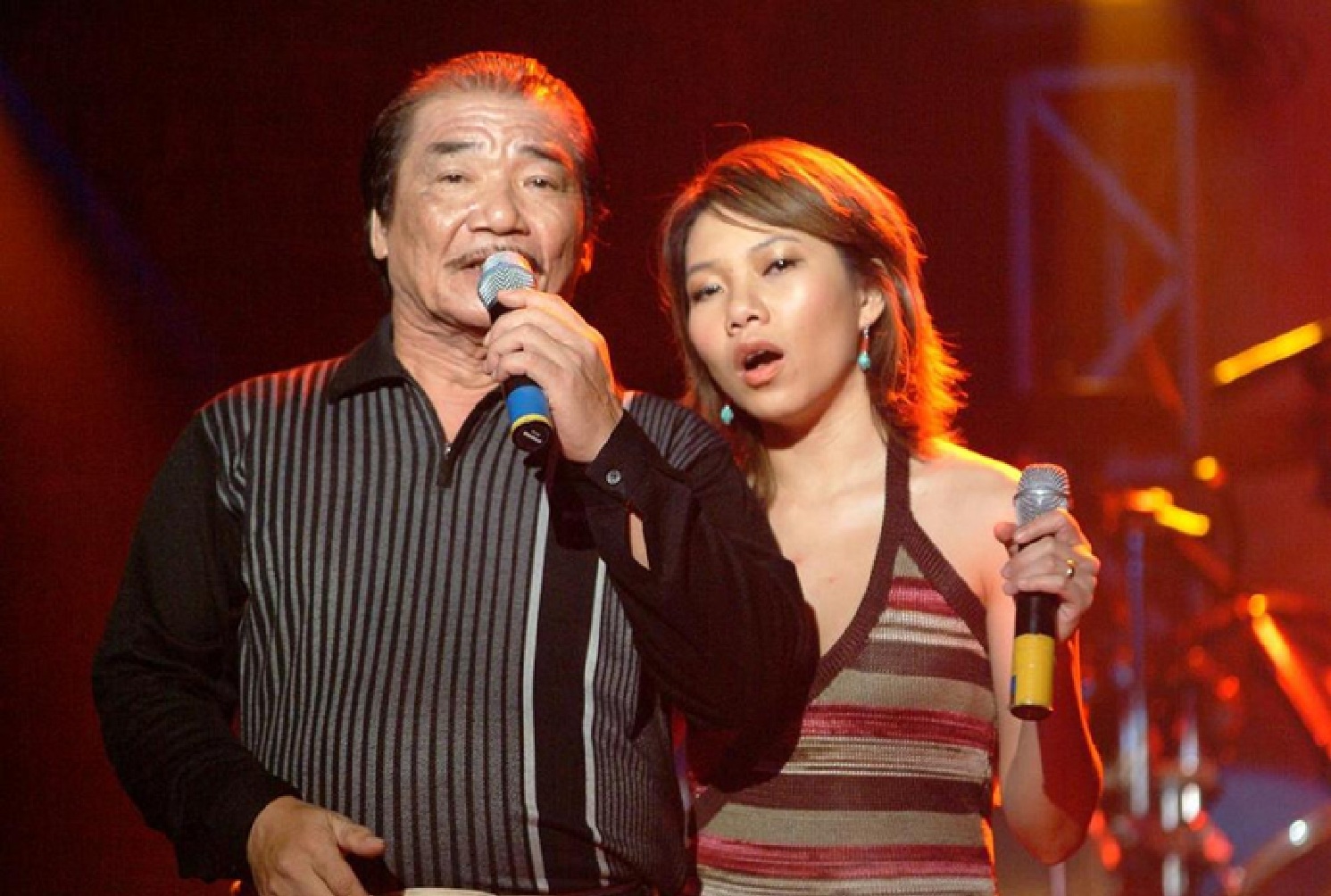 Nguyên Khang dẫn dắt chương trình MC Nguyên Khang trò chuyện cùng khách mời