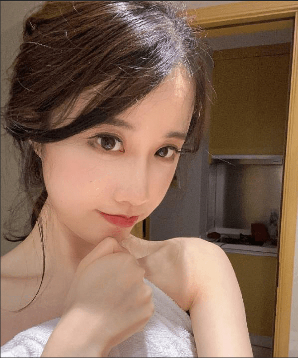 Nữ streamer gợi cảm thừa nhận vẫn độc thân, gây sốc khi tuyên bố đang 'lãng phí gen tốt của mình'