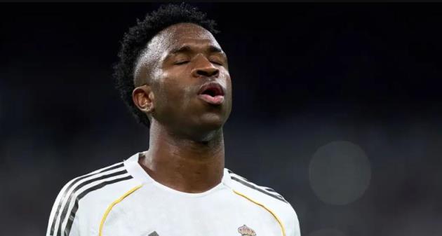 Vinicius luôn phải đối mặt với áp lực lớn.