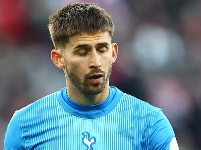 Vicario trong màu áo Tottenham.