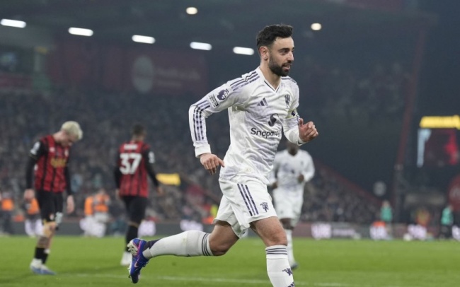 Fernandes ghi bàn cho Man Utd. Fernandes ghi bàn cho Man Utd.