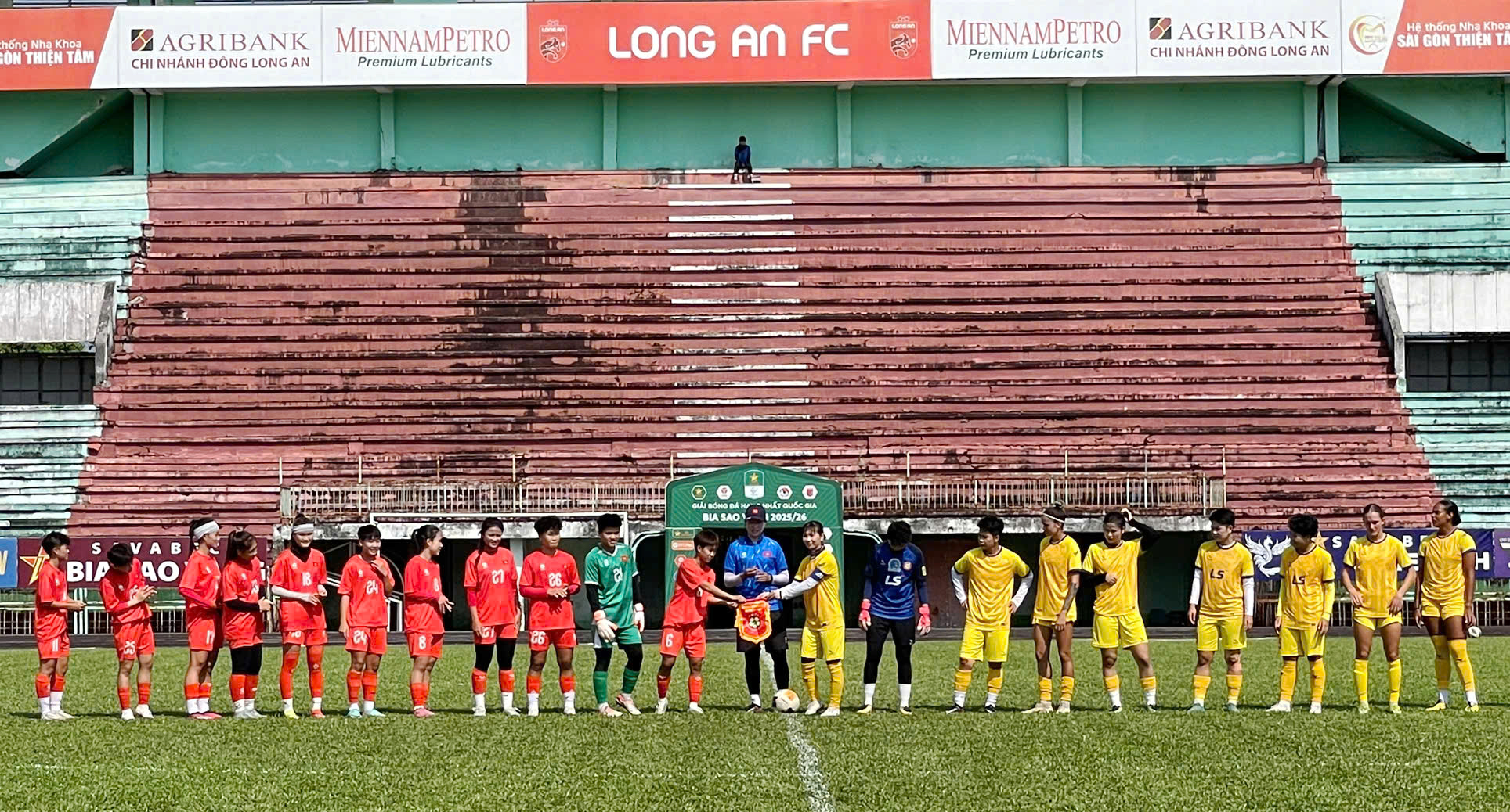 U20 nữ Việt Nam thi đấu với CLB nữ TP.HCM I ở Long An