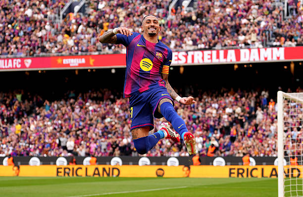 Raphinha nổi bật với cú hat-trick và thành công thực hiện phạt đền