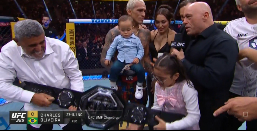 Charles Oliveira giành chiến thắng UFC 326