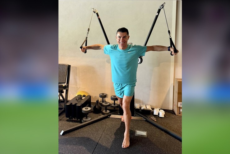 Ronaldo tập sung mãn ở phòng gym Cầu thủ Bồ Đào Nha tập luyện tích cực