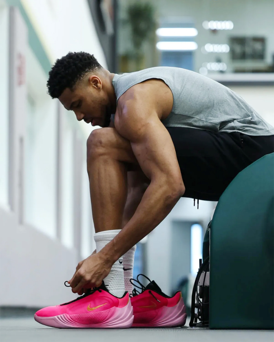 Giannis Antetokounmpo và mẫu giày Nike Giannis Freak 8