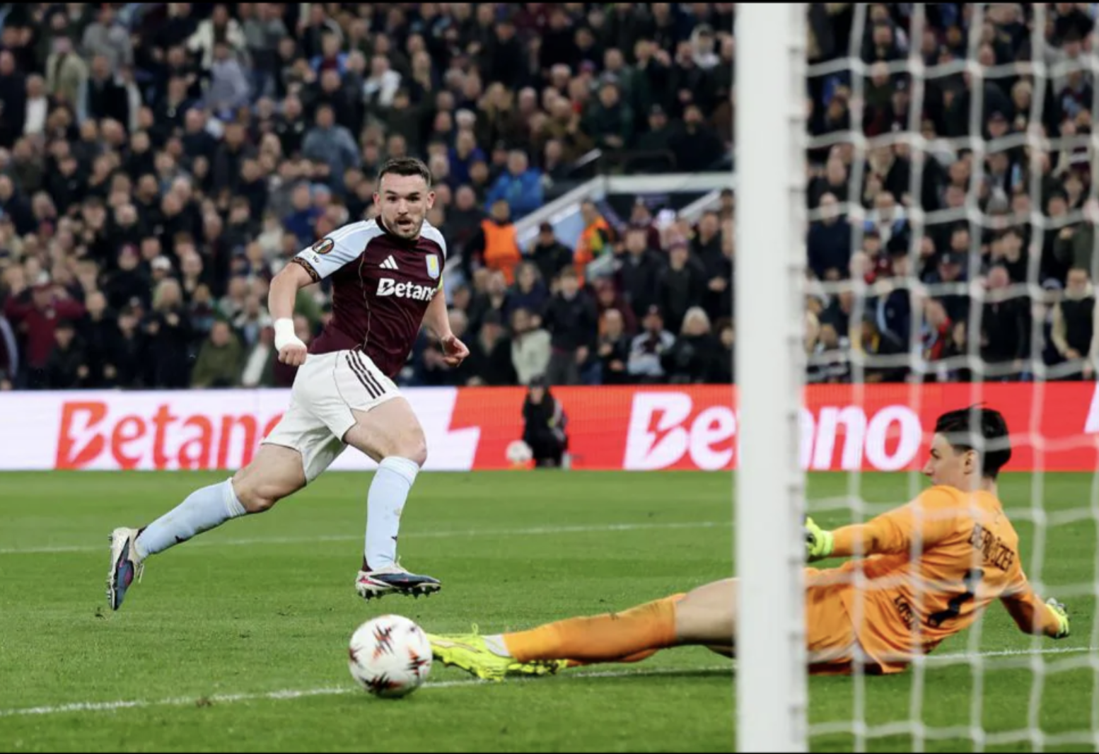 John McGinn ghi bàn cho Aston Villa